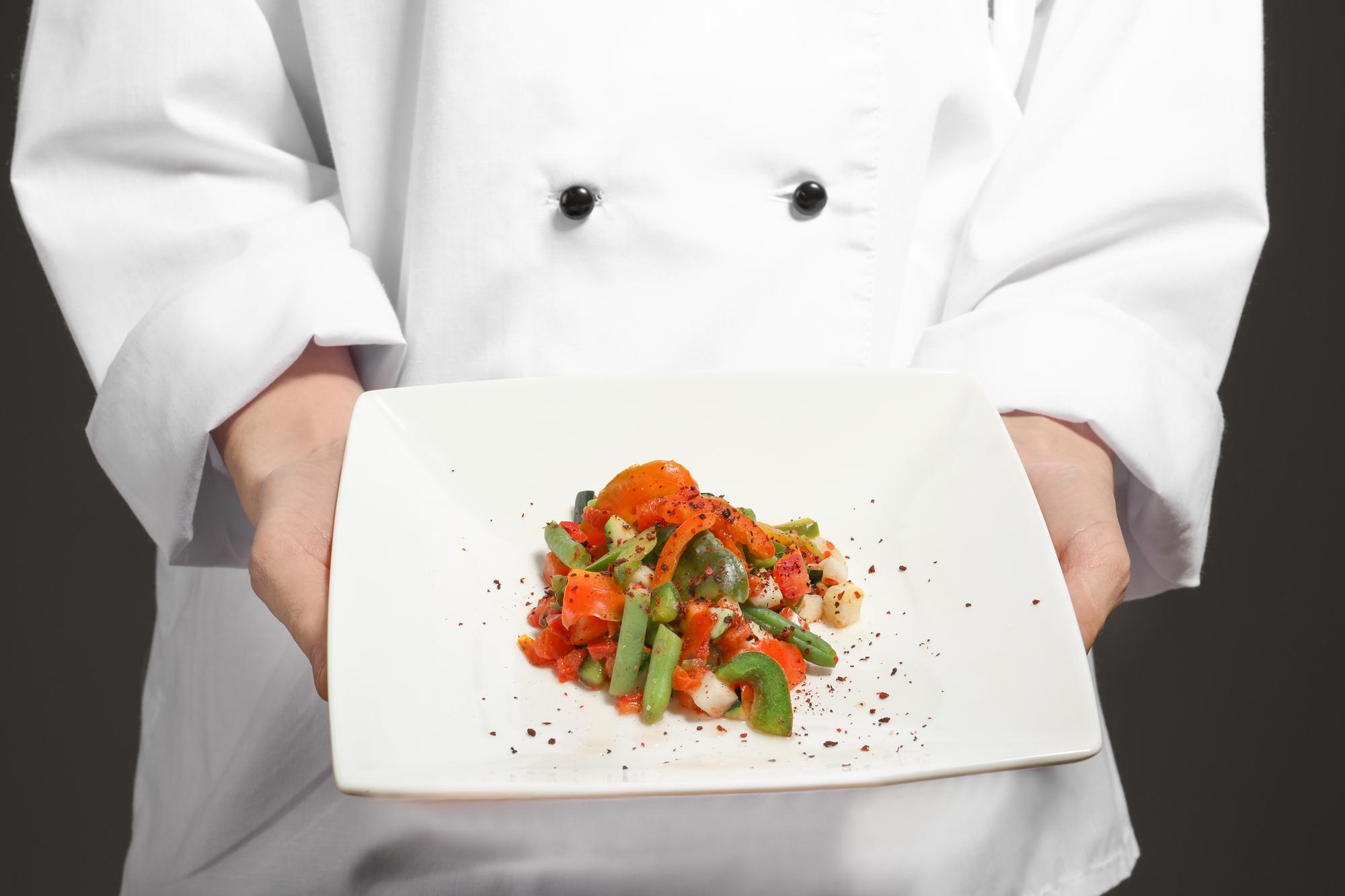 Chef prepara una pietanza in cucina studio